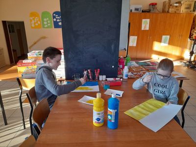 Chłopiec i dziewczynka z Placówki Wsparcia Dziennego w Sulechowie wykonujący flagę Ukrainy.
