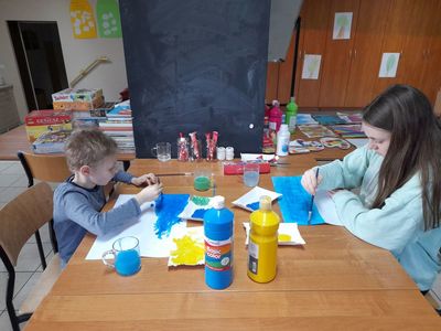 Dzieci z PWD w Sulechowie podczas wykonywania prac plastycznych- flagi Ukrainy.