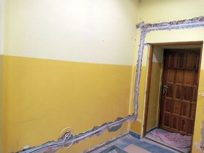 Instalacja w przebudowie, widok ściny. 