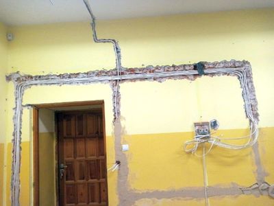 Instalacja w przebudowie, widok ściny w szkole w Niemicy. 