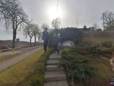 Nauczycielka z SP Lejkowo oraz dwoje uczniów przy pomniku Kazimierza Górskiego. 
