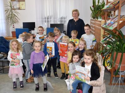 Uczestnicy konkursu plastycznego "Mój Kotek" z nagrodami, dyplomami oraz dyrektor Anną Zając.