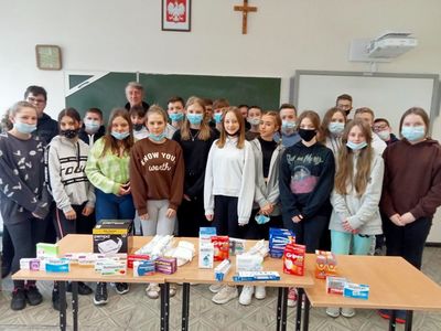 Uczniowie klasy siódmej z wychowawcą, materiały opatrunkowe, środki farmaceutyczne i specjalistyczny sprzęt medyczny zakupiony przez uczniów klasy 7 ZSP w Malechowie.