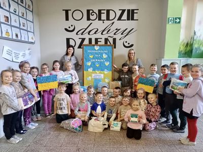 Grupa pięcio i sześciolatków z wychowawczyniami przy strefie zbiórki dla Ukraińców.