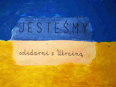 Flaga Ukrainy wykonana przez wychowanków PWD Kusice z napisem "Solidarni z Ukrainą".