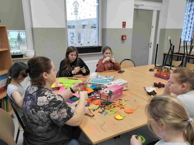Zajęcia krawieckie w Placówce Wsparcia Dziennego w Kusicach.