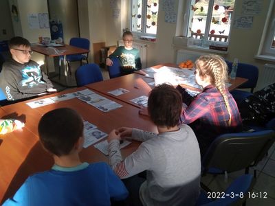 Dzieci z Placówki Wsparcia Dziennego dopasowują informacje do postaci. 
