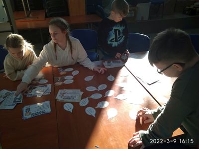 Dzieci z Placówki Wsparcia Dziennego w Pękaninie tworzą plakaty.