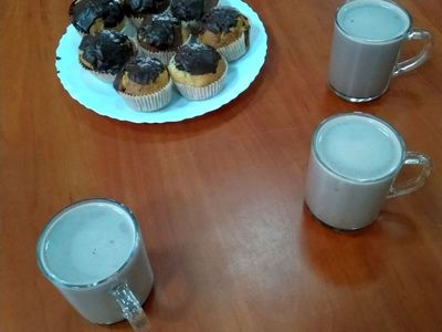 Gotowe babeczki i kakao w przygotowaniu dzieci z PWD Pękanino.