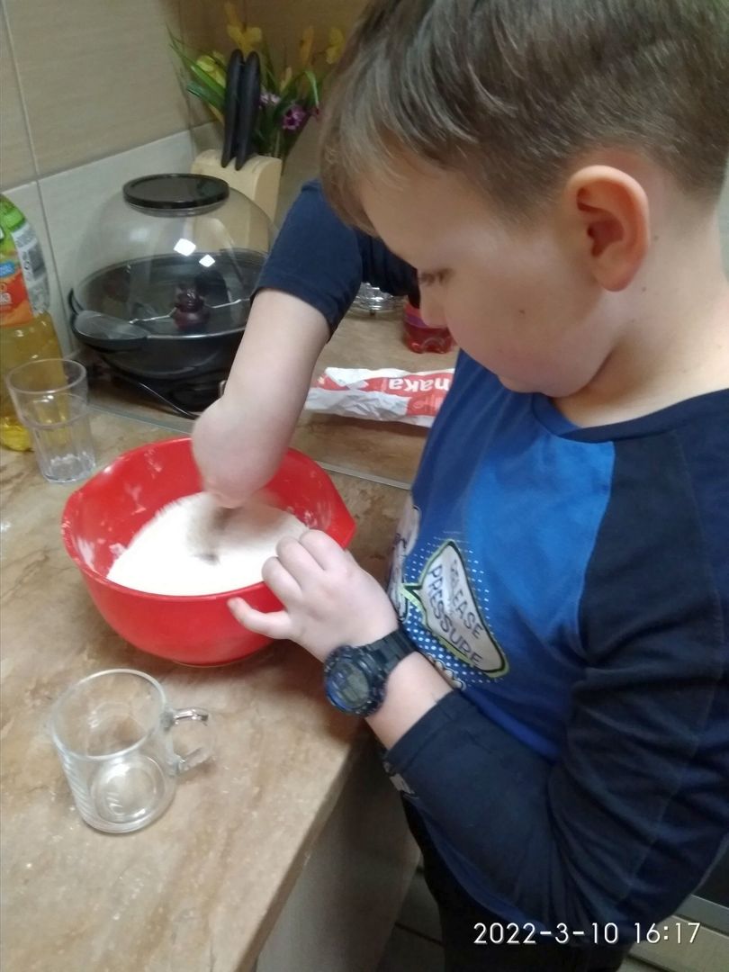 Dzieci z PWD Pękanino przygotowują ciasto na babeczki.