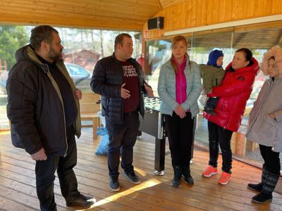 Wójt Radosław Nowakowski rozmawia z Ukraińcami, który przyjechali do gminy Malechowo.