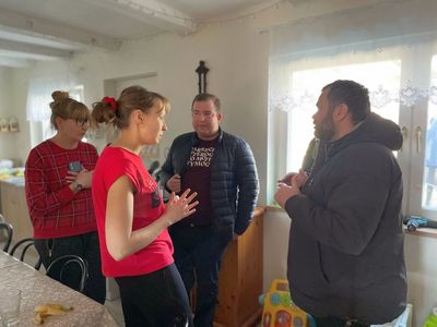 Wójt Radosław Nowakowski rozmawia z Ukraińcami, który przyjechali do gminy Malechowo. 