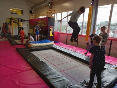 Skoki na trampolinach uczniów starszych ze Szkoły Podstawowej w Lejkowie. 