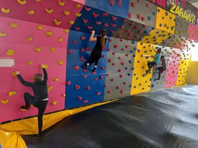 Wspinaczka po ściance uczniów z Lejkowa w parku trampolin. 