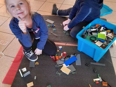 Chłopiec i dziewczynka z PWD w Sulechowie układający klocki Lego.