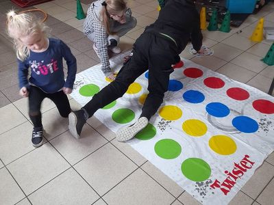 Dzieci z PWD w Sulechowie grające w Twister. Chłopiec na macie do Twister.