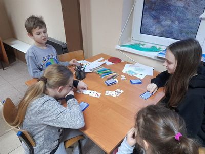 Trzy dziewczynki i chłopiec z PWD w Sulechowie grający w karty.