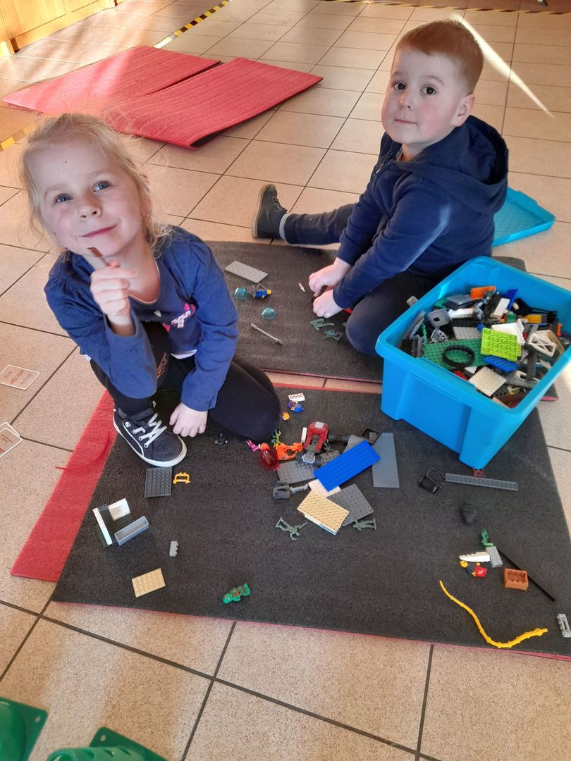 Chłopiec i dziewczynka z PWD w Sulechowie układający klocki Lego.