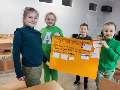 Dzieci ze starszej grupy prezentują plakat z przygotowanymi zwrotami. 