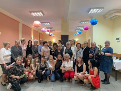 Uczestniczki Dnia Kobiet w Karwicach pozują do wspólnego zdjęcia.