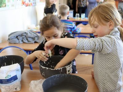 Uczennice klasy drugiej ze Szkoły Podstawowej w Niemicy w trakcie zabaw i eksperymentów.