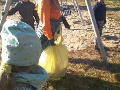 Dzieci z Placówki Wsparcia Dziennego w Pękaninie zbierają śmieci w lesie.
