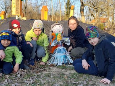 Dzieci z Placówki Wsparcia Dziennego w Gorzycy pozują do zdjęcia z przygotowaną marzanną.