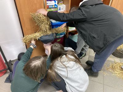 Dzieci z Placówki Wsparcia Dziennego w Święcianowie wykonują kukłę Marzannę.