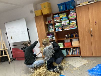 Dzieci z Placówki Wsparcia Dziennego w Święcianowie w trakcie wykonywania kukły Marzanny
