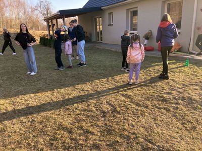 Dzieci z Placówki Wsparcia Dziennego w Święcianowie w trakcie zabaw ruchowych.