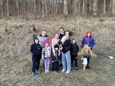 Zdjęcie grupowe dzieci z Placówki Wsparcia Dziennego w Święcianowie. 