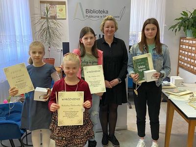 Nagrodzone w konkursie kaligraficznym osoby w Gminnej Bibliotece Publicznej w Malechowie.