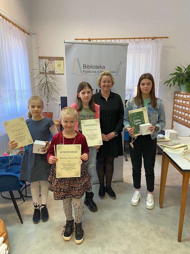 Nagrodzone w konkursie kaligraficznym osoby w Gminnej Bibliotece Publicznej w Malechowie. 