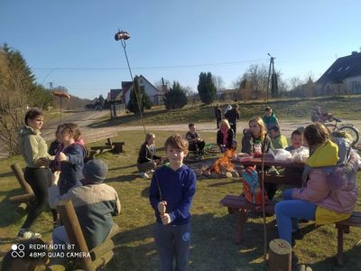 Wychowankowie z Placówki Wsparcia Dziennego z Lasek bawią się na placu zabaw.