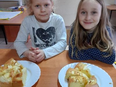 Dwie dziewczynki z Placówki Wsparcia Dziennego w Sulechowie z przygotowanym własnoręcznie ciastem.