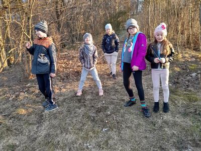Cztery dziewczynki i chłopiec z Placówki Wsparcia Dziennego w Sulechowie podczas spaceru w lesie.