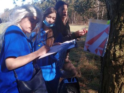 Trzech uczniów ze Szkoły Podstawowej w Lejkowie odnalzło punkt kontrolny marszu na orientację.