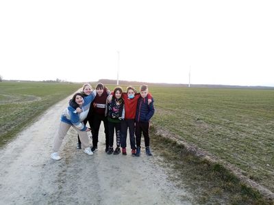 Grupa dzieci z Karwic na wiosennym spacerze wśród pól.