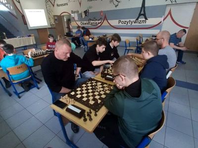 Uczestnicy turnieju szachowego w Polanowie: partie drużynowe Lejkowo 1 kontra Polanów.