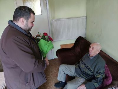Wójt Radosław Nowakowski odczytuje list gratulacyjny z okazji 90 urodzin, obok jubilat Stefan Fulko. 