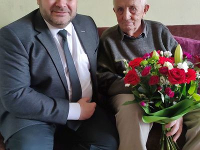 Wójt Radosław Nowakowski z jubilatem - Stefanem Fulko. 