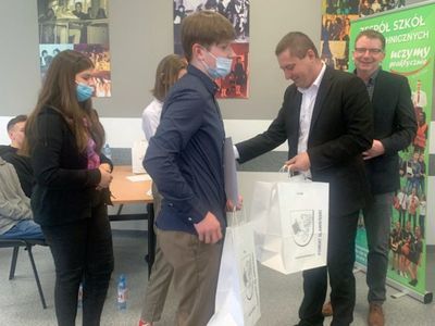 Starosta Sławieński wręcza nagrody uczniów z Niemicy.