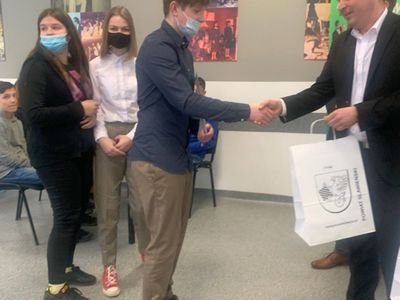 Starosta Sławieński wręcza nagrody uczniów z Niemicy. 