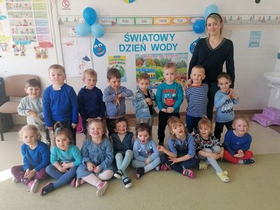 Dzień Wody w grupie Malutkie Jeżyki w Przedszkolu przy Zespole Szkolno - Przedszkolnym w Malechowie.