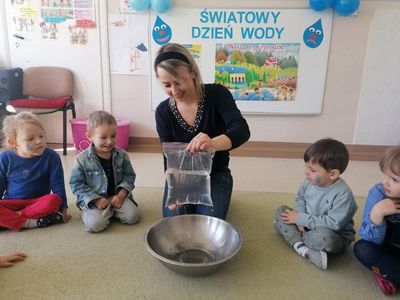 Dzień Wody w grupie Malutkie Jeżyki w Przedszkolu przy Zespole Szkolno - Przedszkolnym w Malechowie. 