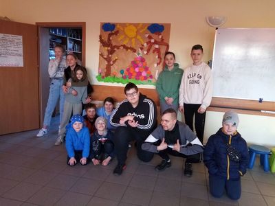 Dzieci z Placówki Wsparcia Dziennego w świetlicy pozują do zdjęcia.