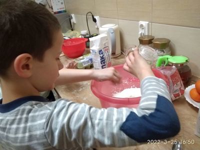 przygotowują ciasto na gofry. 4. Dzieci z PWD Pekanino dobierają dodatki do gofrów.