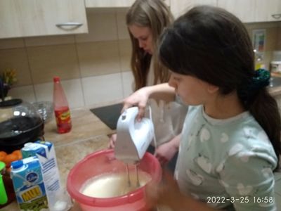 Dzieci z PWD Pekanino przygotowują gofry. 