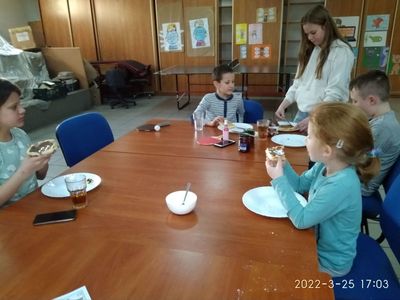 Dzieci z PWD Pekanino jedzą gofry. 3. (tu kilka zdjęć z przygotowań) Dzieci z PWD Pekanino 