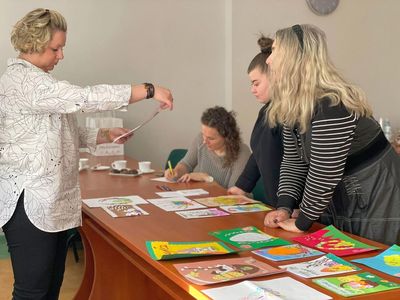 Trzy panie z Gminnej Biblioteki Publicznej dokonują oceny kartek, w tle pracownik Urzędu Gminy Malechowo notujący przyznane miejsca. 